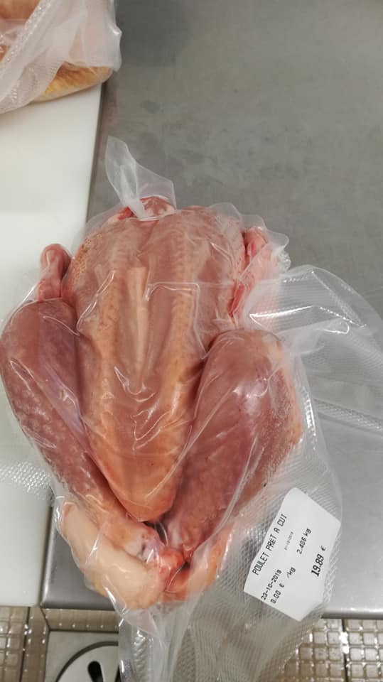 Poulet entier prêt à cuire